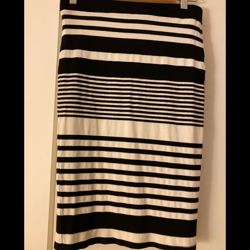 Knit cream and black stretch knee length skirt